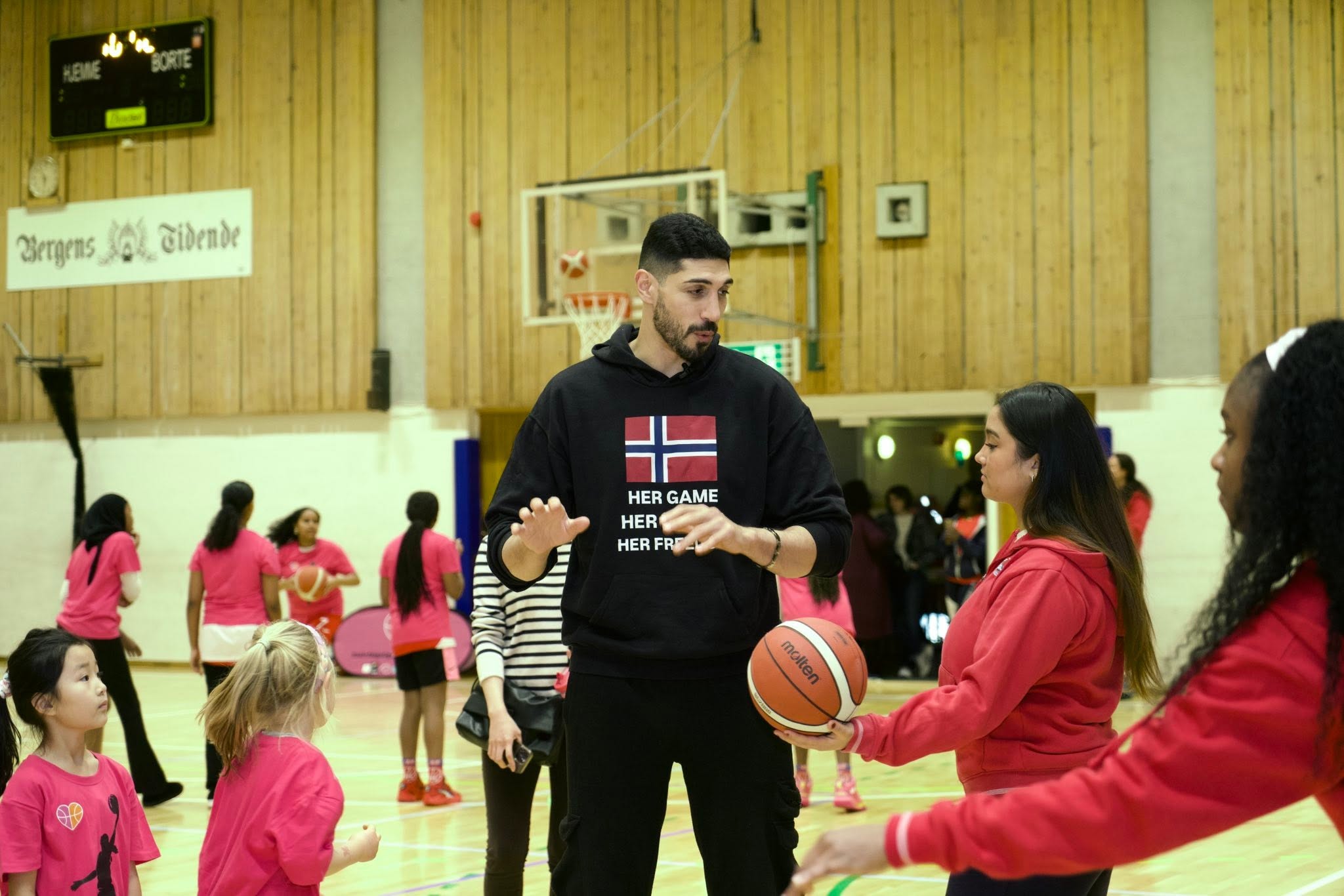 Girls Got Game – med NBA-stjernen Enes Freedom – bilde 15