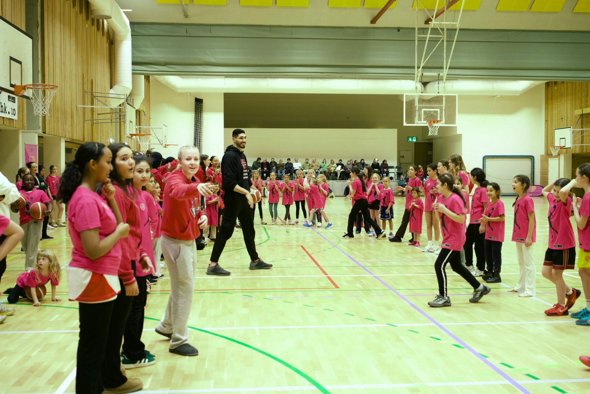 Girls Got Game – med NBA-stjernen Enes Freedom – bilde 16