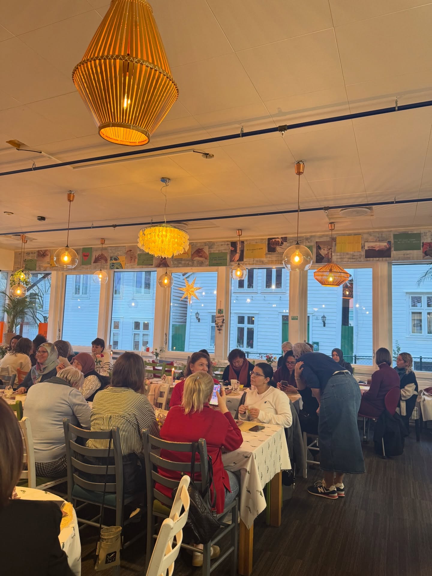 Kvinnemiddag – Kvinnedagen i Bergen – bilde 17