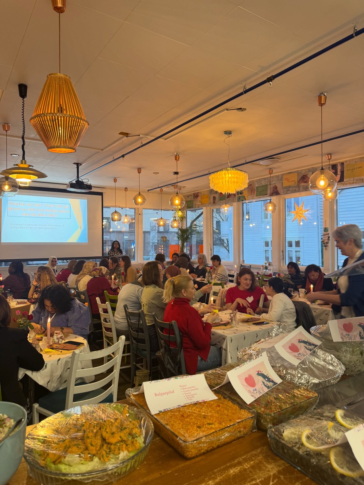 Kvinnemiddag – Kvinnedagen i Bergen – bilde 16