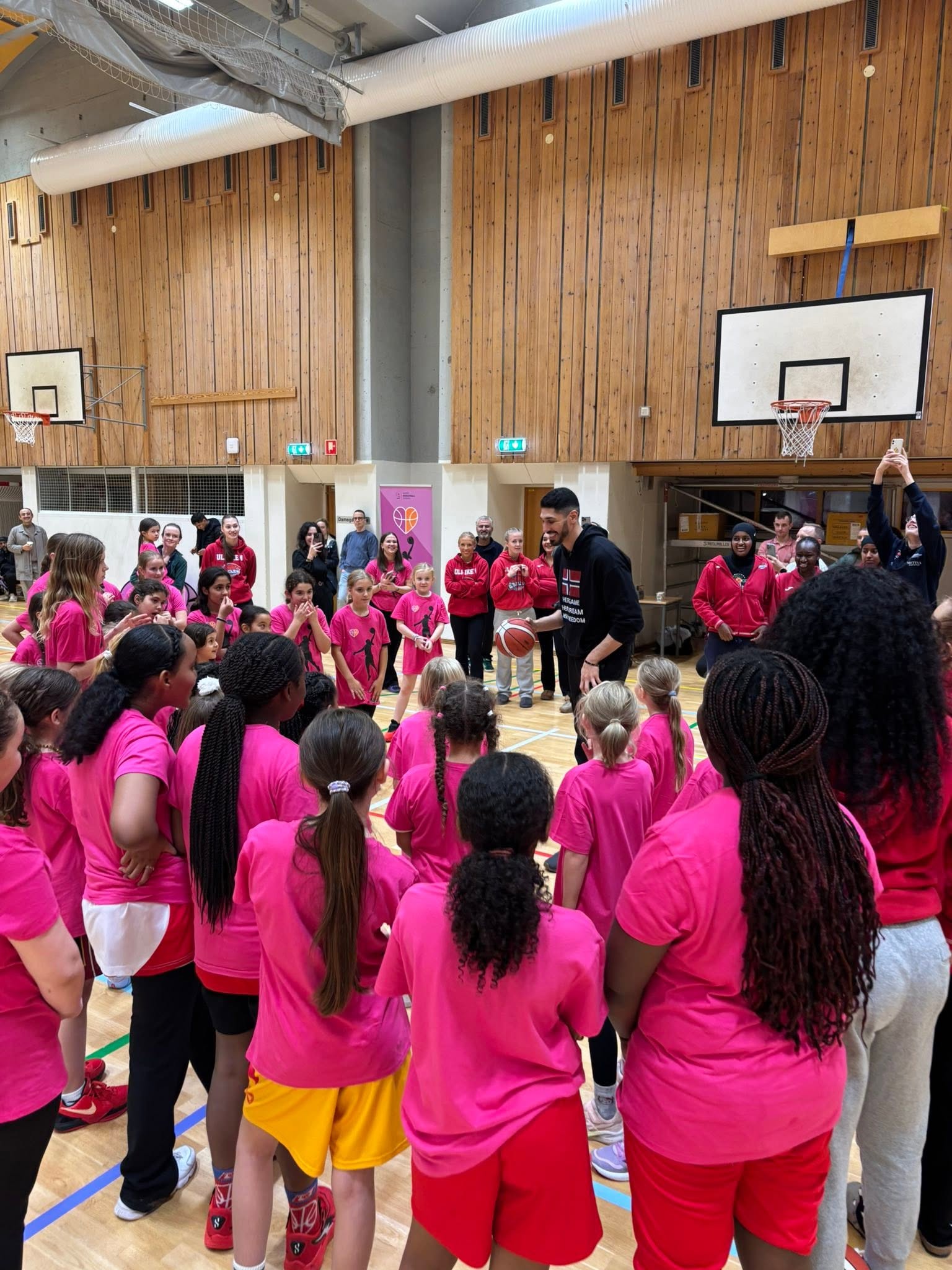 Girls Got Game – med NBA-stjernen Enes Freedom – bilde 18