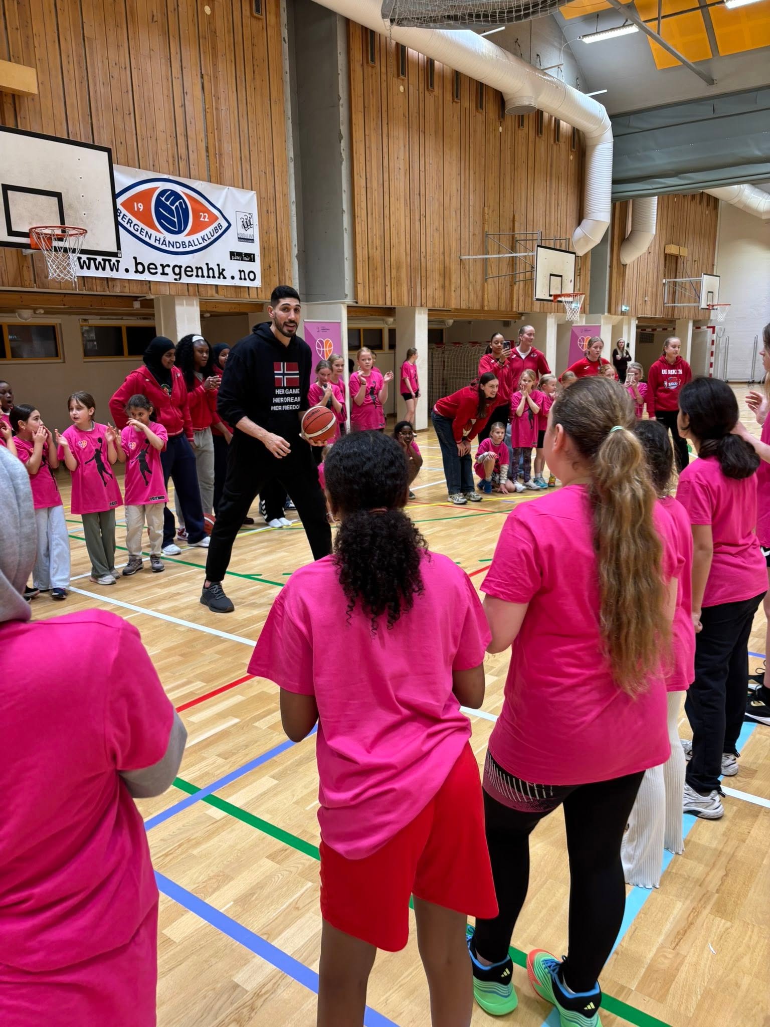 Girls Got Game – med NBA-stjernen Enes Freedom – bilde 21